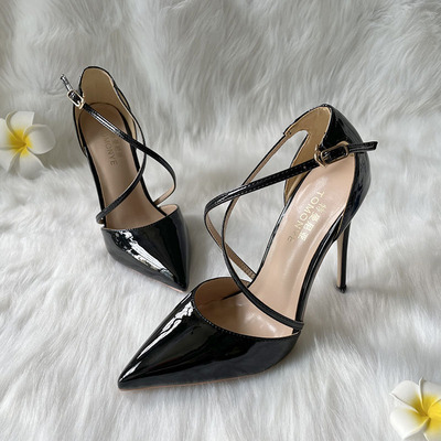 黑色漆皮中空交叉带夜店小码凉鞋