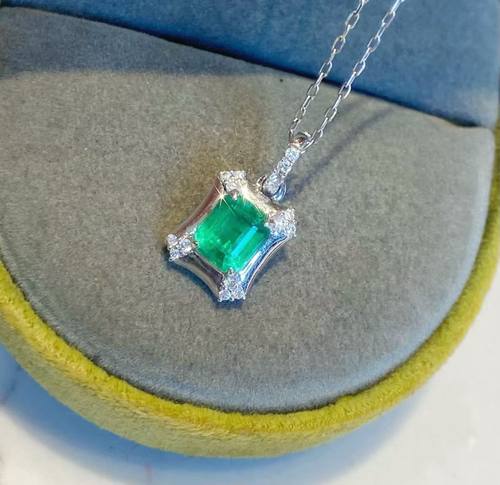 天然祖母绿吊坠 80分 18k金钻石镶嵌 晶体干净 艳绿色 配吉尔证书