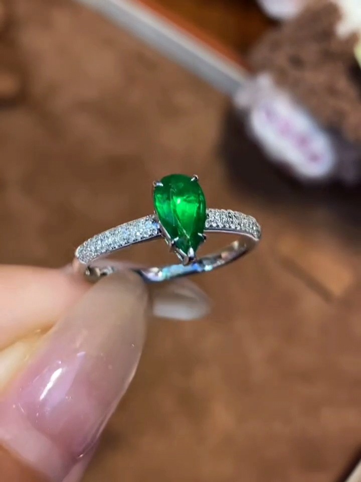 18k金潘杰希尔天然祖母绿戒指58分 艳绿色大台面 强荧光