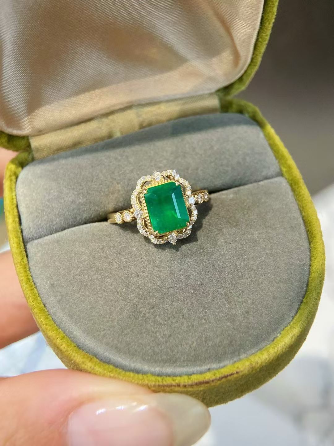 天然祖母绿戒指1.83克拉 vivigreen微油 18K金镶嵌钻石23.5分