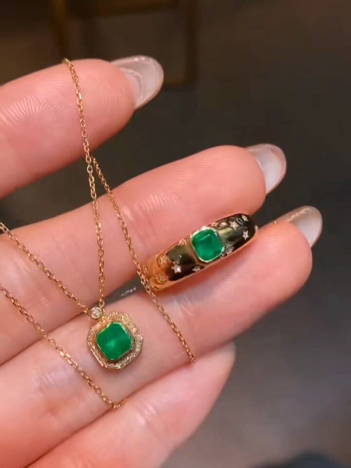 18k金天然祖母绿吊坠戒指两件套 木佐绿 南非真钻镶嵌 国际证书
