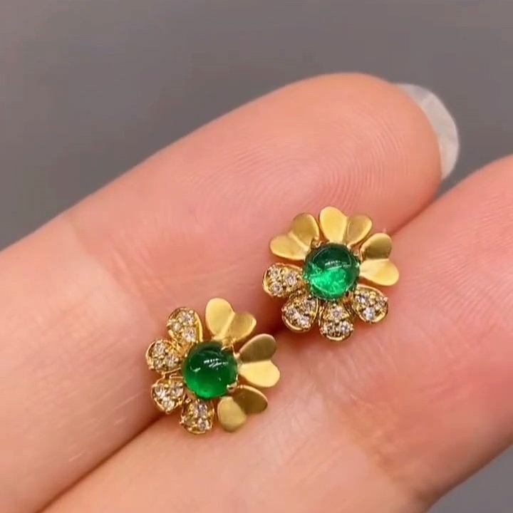 天然祖母绿耳钉18k金镶嵌精美小花 时尚简约款小灯泡亮度
