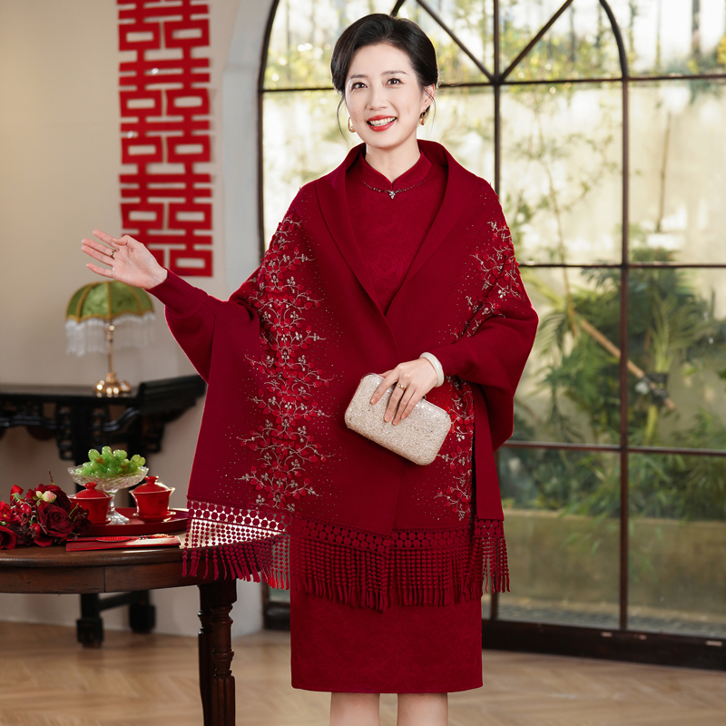 秋冬喜阿姨红色高端刺绣外套斗篷