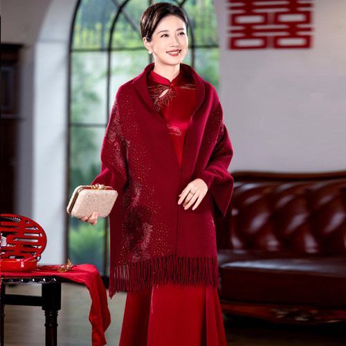 婚礼妈妈高端配旗袍披肩2025秋冬喜婆婆礼服外搭酒红披风保暖外披