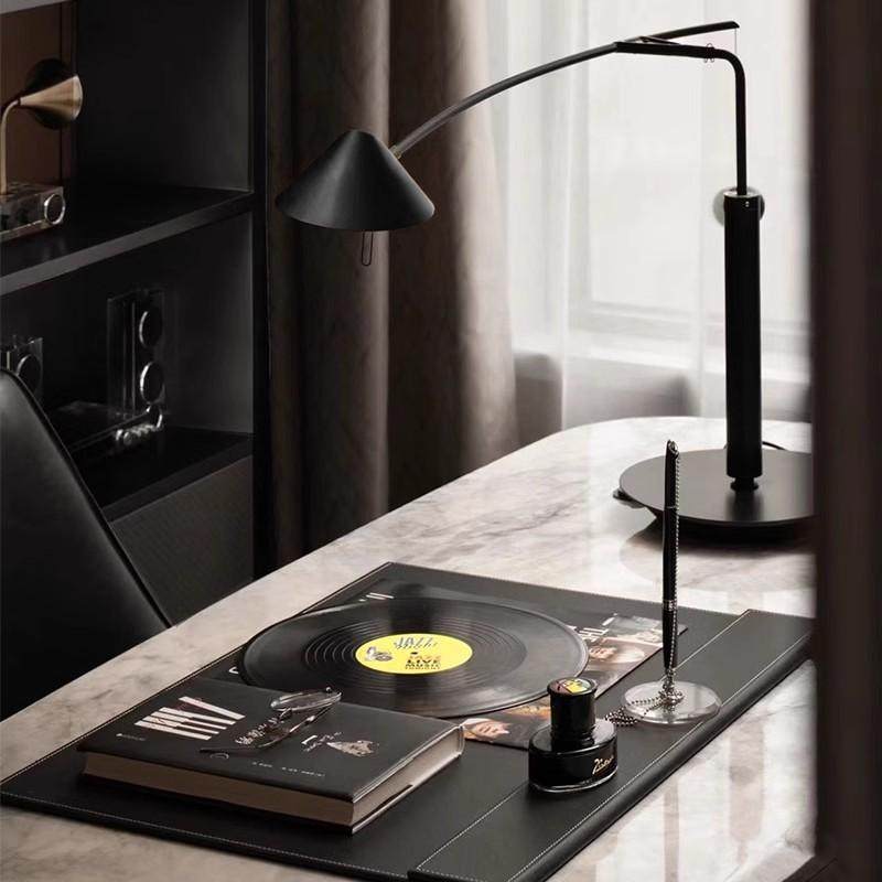 现代轻奢样板间书房书桌办公桌垫钓鱼台灯装饰品摆件组合