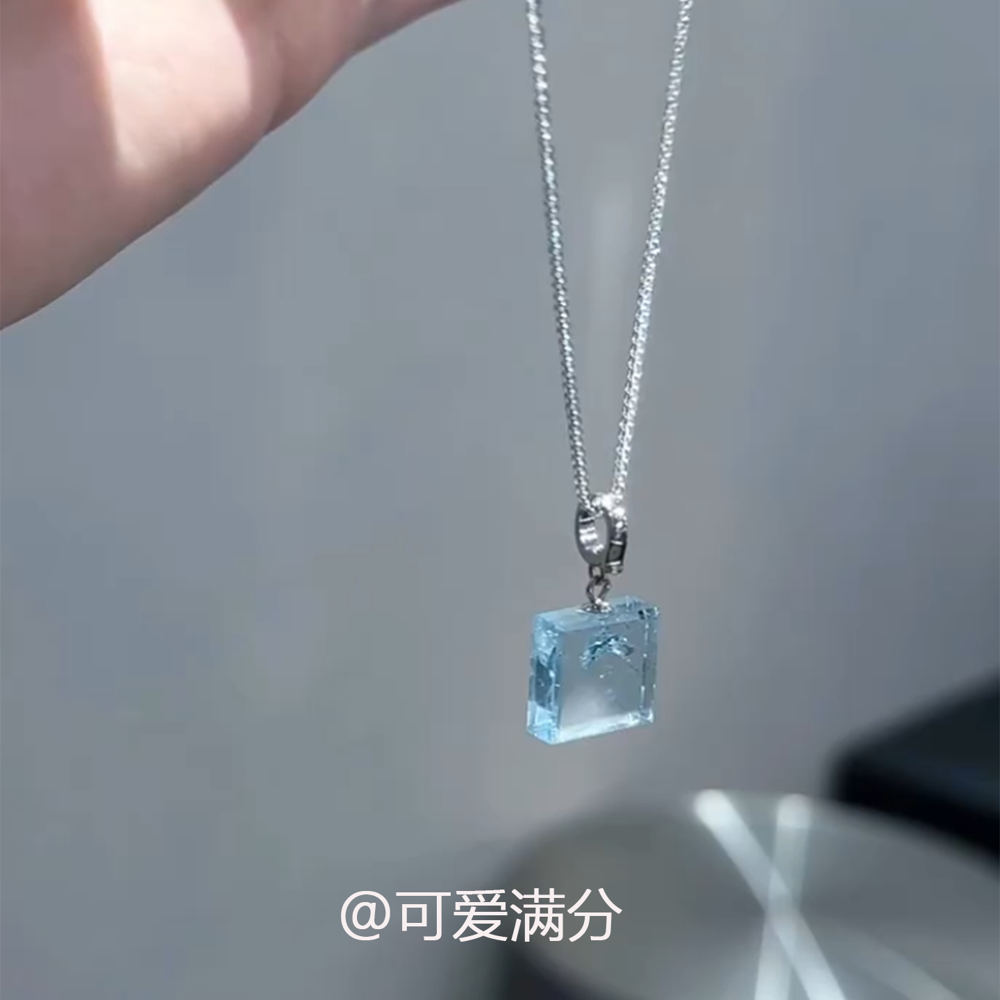 清冷感蓝色小方糖项链女2026新款简约日常百搭颈链独特设计锁骨链