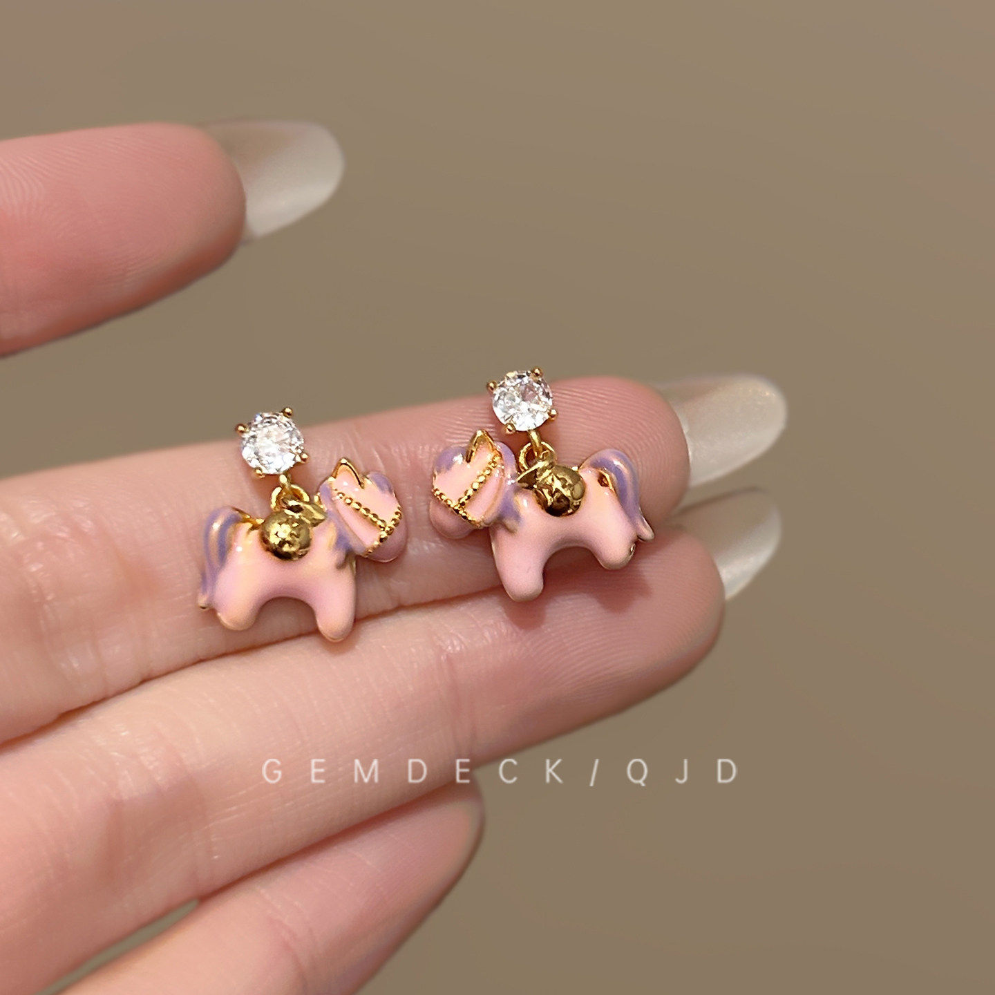 粉色滴釉小马耳环2026新款本命年温柔耳钉高颜值无耳洞耳夹耳饰女,饰品/流行首饰/时尚饰品新,耳环,淘宝优惠券,粉丝福利购,淘宝优惠卷