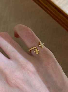 金色十字架鸢尾花点钻戒指