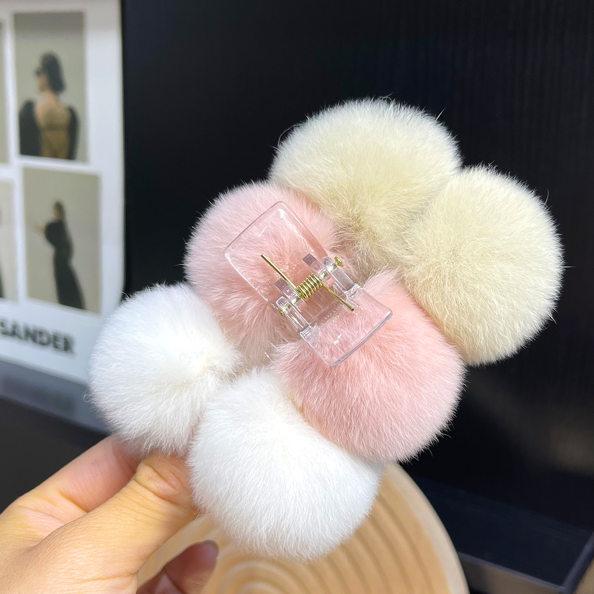 优雅毛绒球球发夹后脑勺甜美毛毛抓夹鲨鱼夹秋冬大号发卡夹子头饰