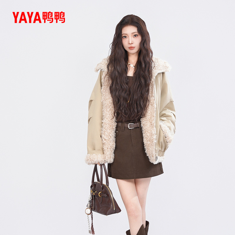 鸭鸭羽绒服2025冬季新羊卷毛毛披肩领气质设计感休闲派克鸭绒外套