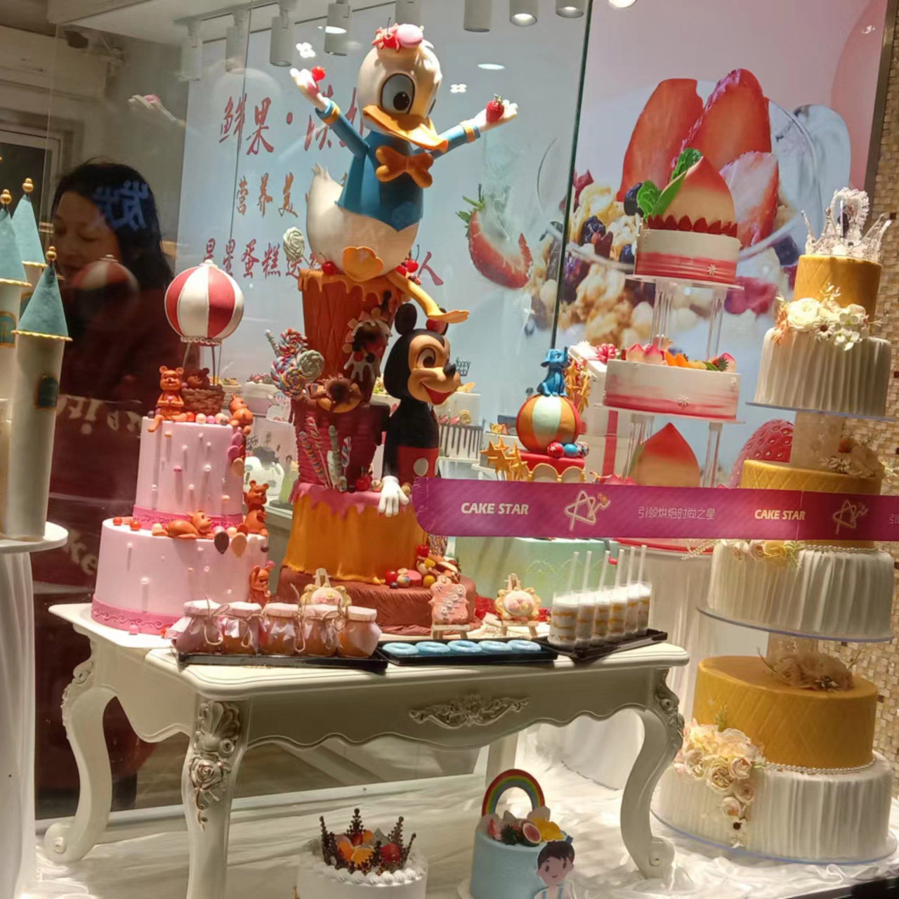 卡通祝寿皇冠婚庆多层翻糖蛋糕模型蛋糕店开业橱窗装修方案定制