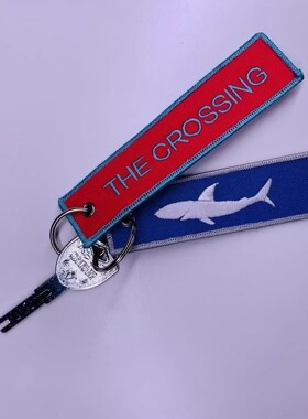 same《过春天》周边刺绣电影文创钥匙扣粉色蓝色鲨鱼雪花