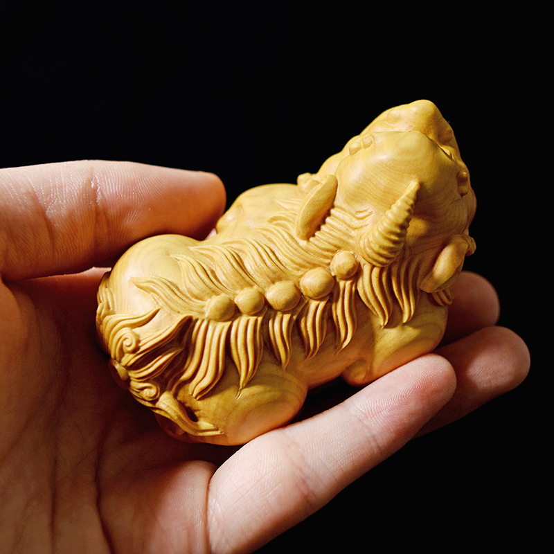 中老年人物件汽车载小叶黄杨木雕