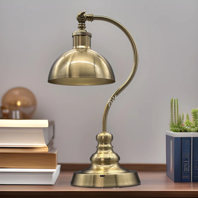 新款美式复古铁艺台灯卧室软装床头学习台灯书房装饰充电台灯