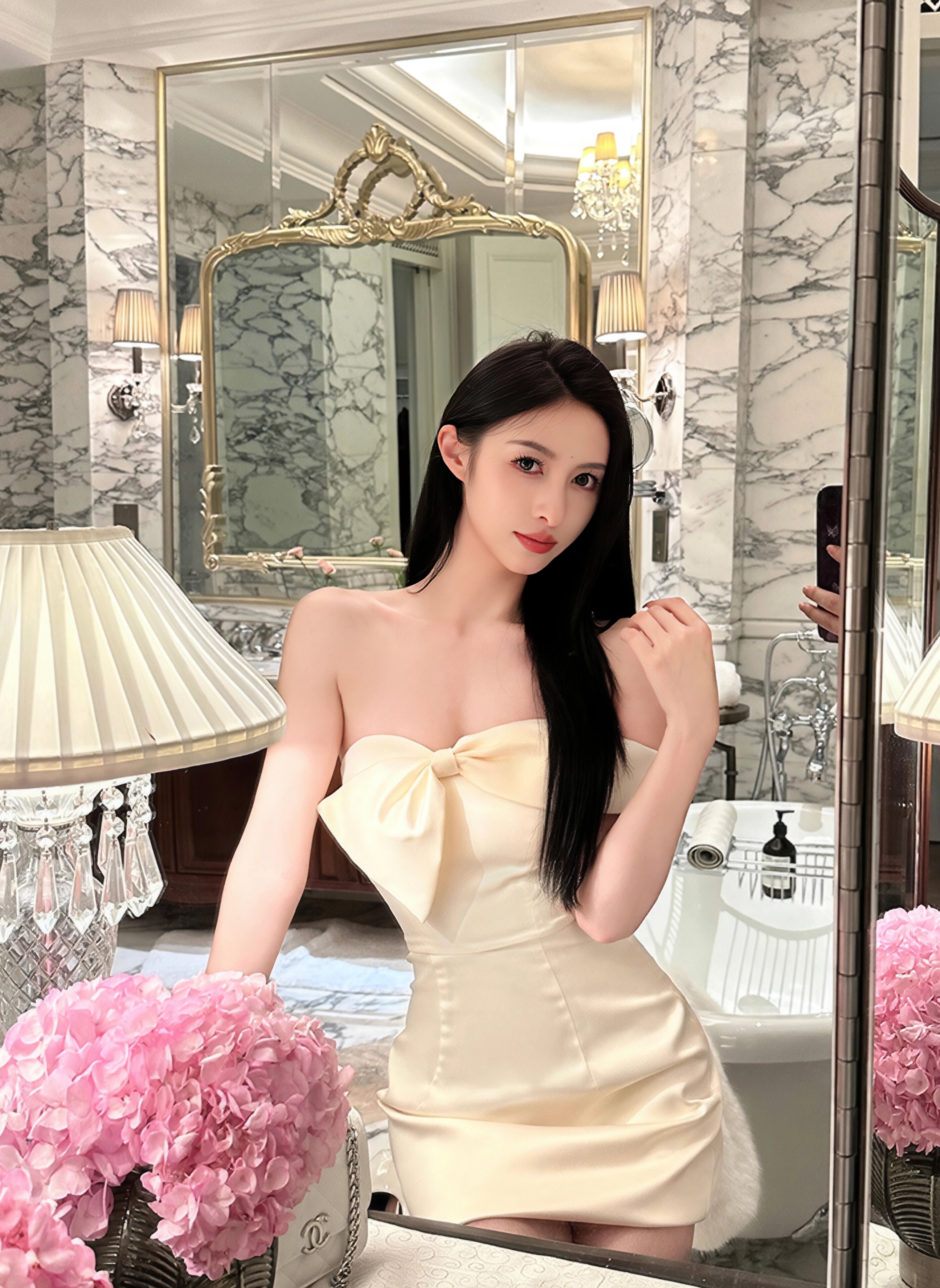 香槟色蝴蝶结缎面抹胸气质高级感露肩短裙女一字肩裙子辣妹连衣裙
