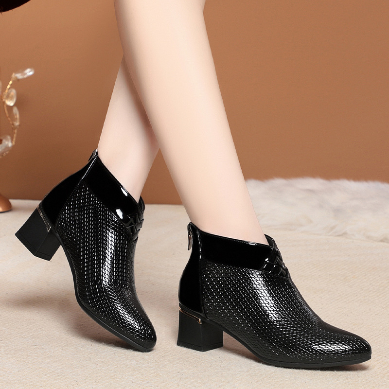 软皮棉鞋女粗跟2025秋冬季新款百搭女靴软底尖头女士短靴