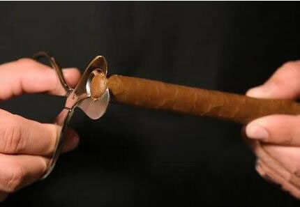 安徽产王冠130塑雪茄剪/刀10塑料盒支包装 现货