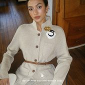 Bettychow 山羊绒软黄金立领燕麦色外套百褶半裙气质纯色两件套