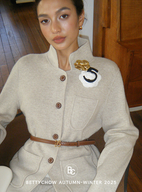 Bettychow 山羊绒软黄金立领燕麦色外套百褶半裙气质纯色两件套