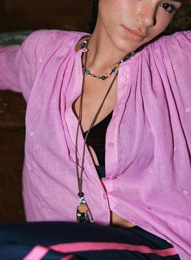 Bettychow 私服！轻薄棉纱刺绣粉色衬衫圆领松弛时髦碎褶皱防晒衫