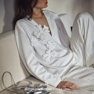 Bettychow 大V领镂空立体花朵奶油白卫衣小众慵懒圆领套头上衣