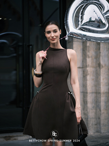 Bettychow 榛果棕蓬蓬修身连衣裙春夏时髦百搭圆领通勤无袖中长裙