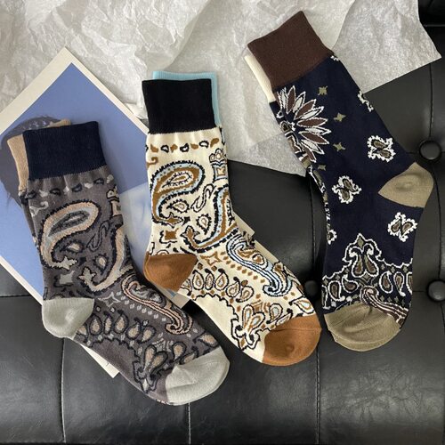 个性女棉质浮雕设计中筒袜