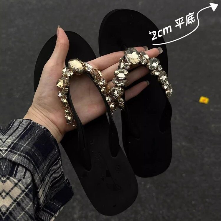 韩版坡跟厚底水钻人字拖女2026夏季新款防滑增高海边度假沙滩凉鞋