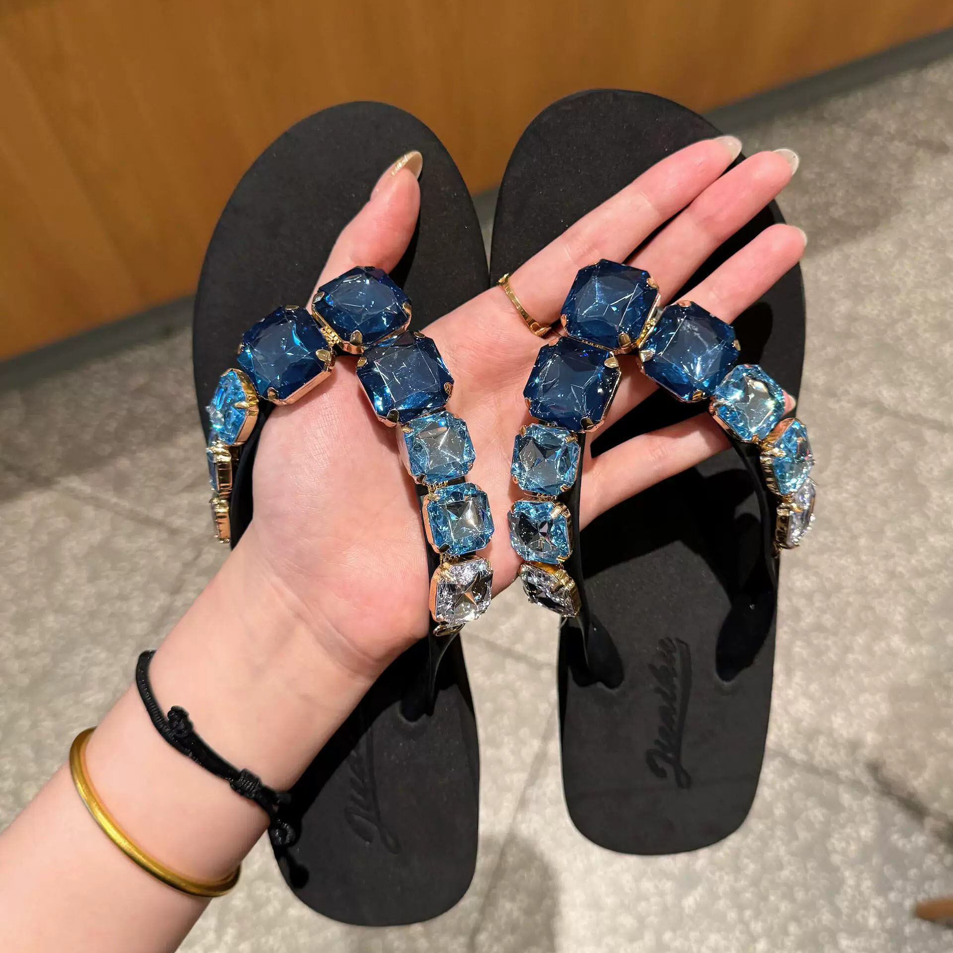 蓝色钻石人字拖女夏季外穿海边沙滩拖鞋新款绝美夹脚凉拖不累脚