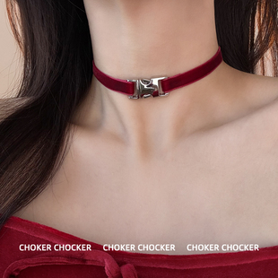 小众设计感金属扣红色丝绒choker颈链女项圈锁骨链2025年新款项链