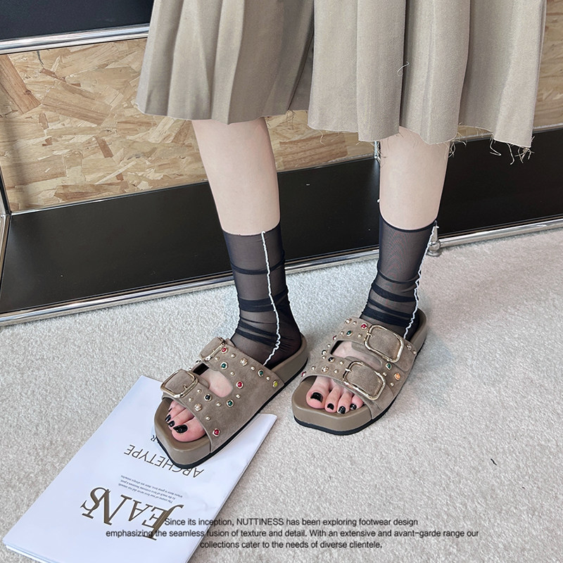 欧洲站2026夏季新款真皮厚底一字拖女露趾铆钉装饰休闲凉拖鞋外穿