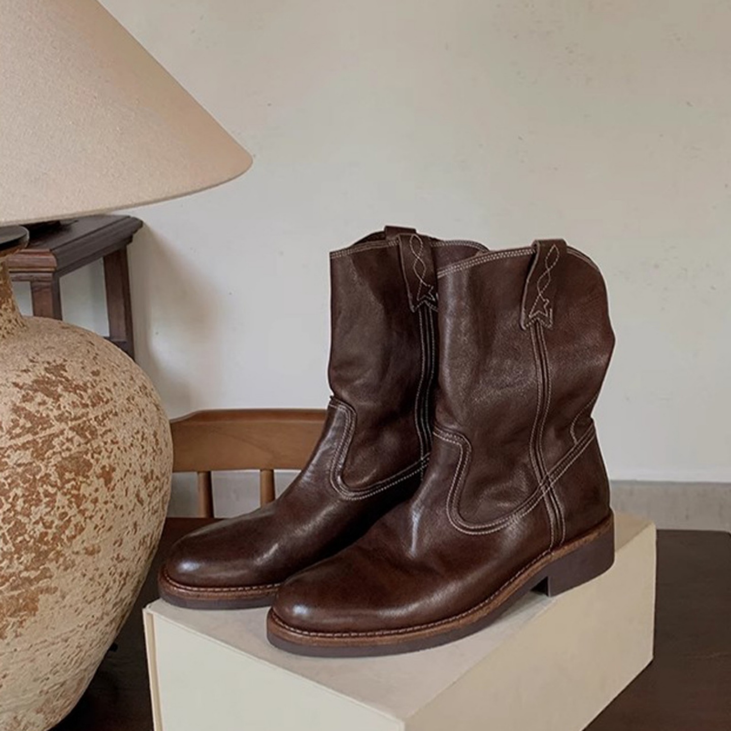 粗跟小圆头V口机车靴子