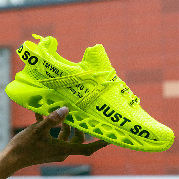 外贸特价情侣同款运动鞋女春秋超轻软底刀锋跑步鞋大码飞织男鞋子