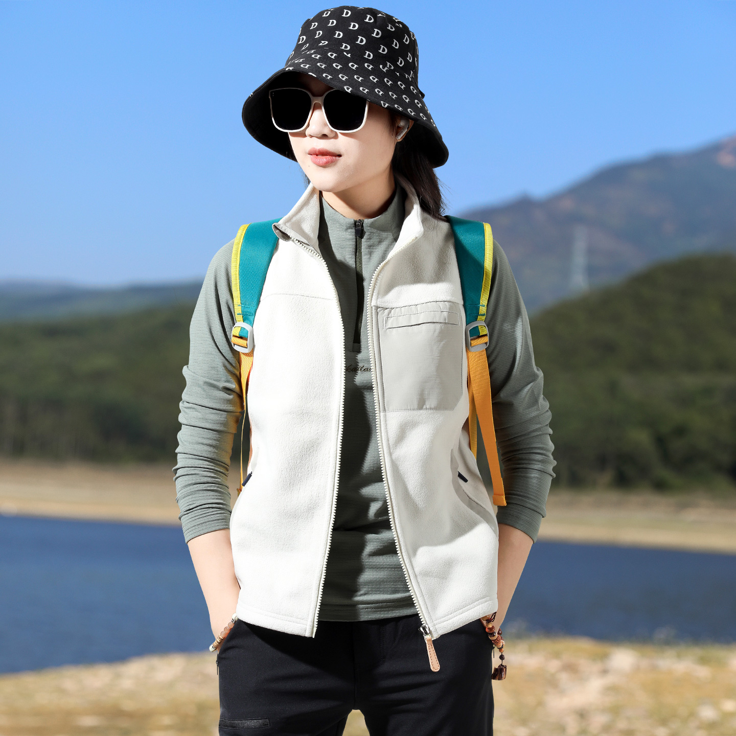 户外运动抓绒马甲女士秋冬中老年妈妈冬季摇粒绒马夹外套背心坎肩