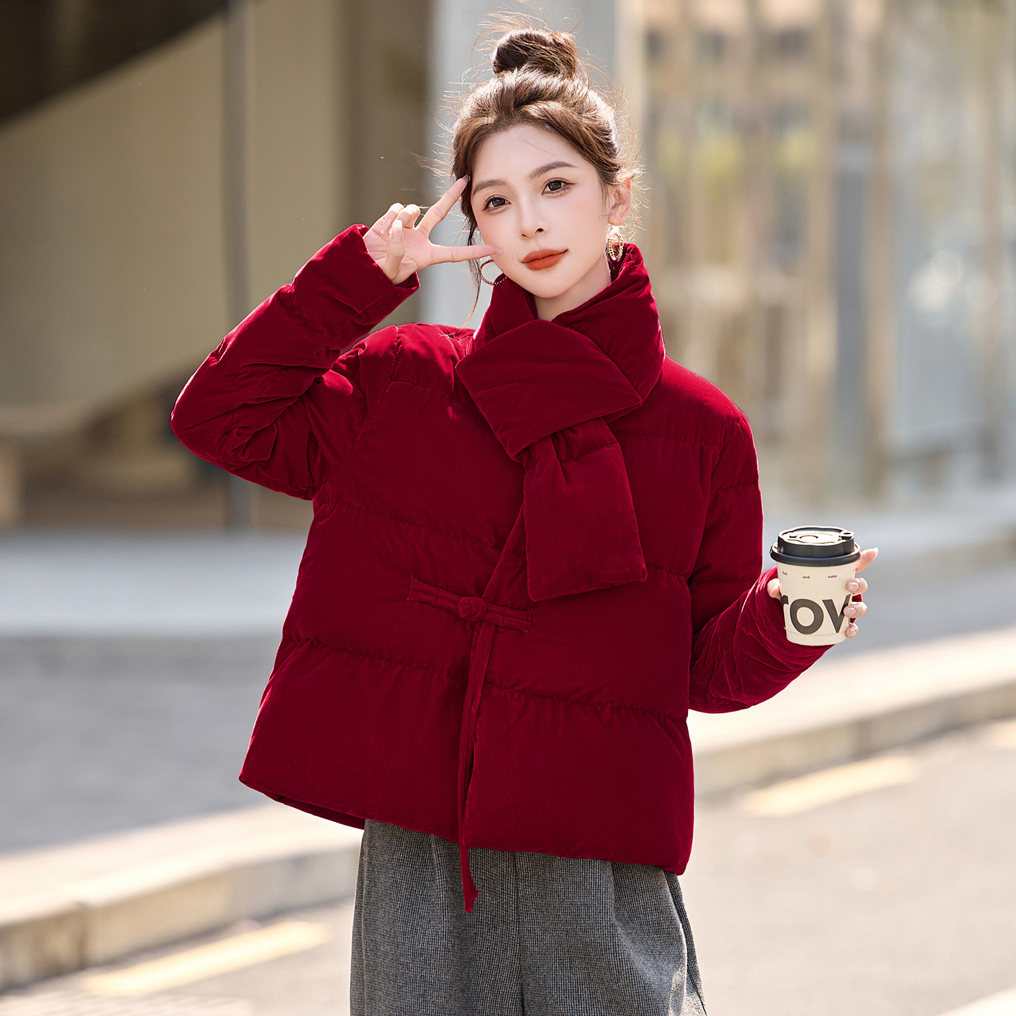 新中式盘扣丝绒羽绒服女配围巾