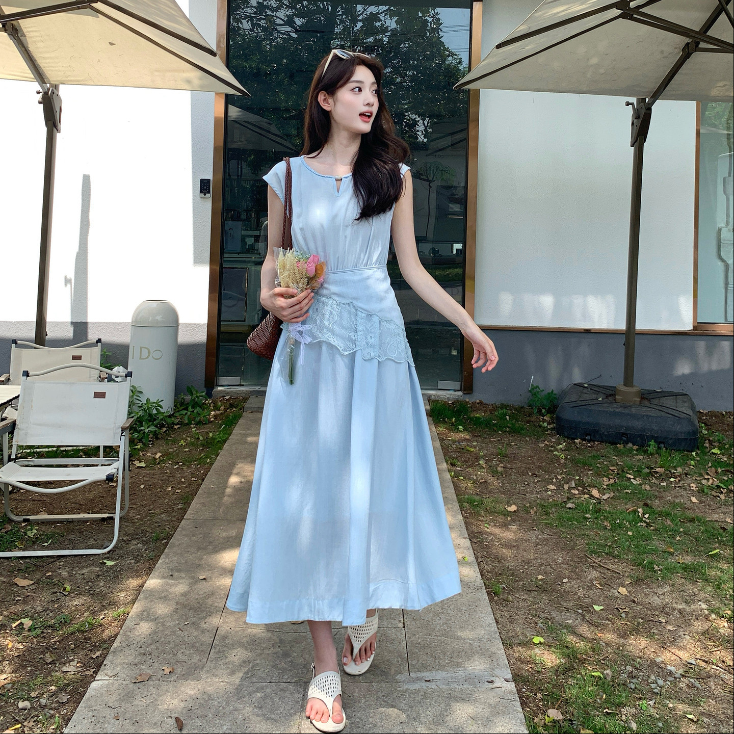 简约文艺蓝色连衣裙女2026夏新款收腰显瘦气质可拆卸蕾丝腰围裙子