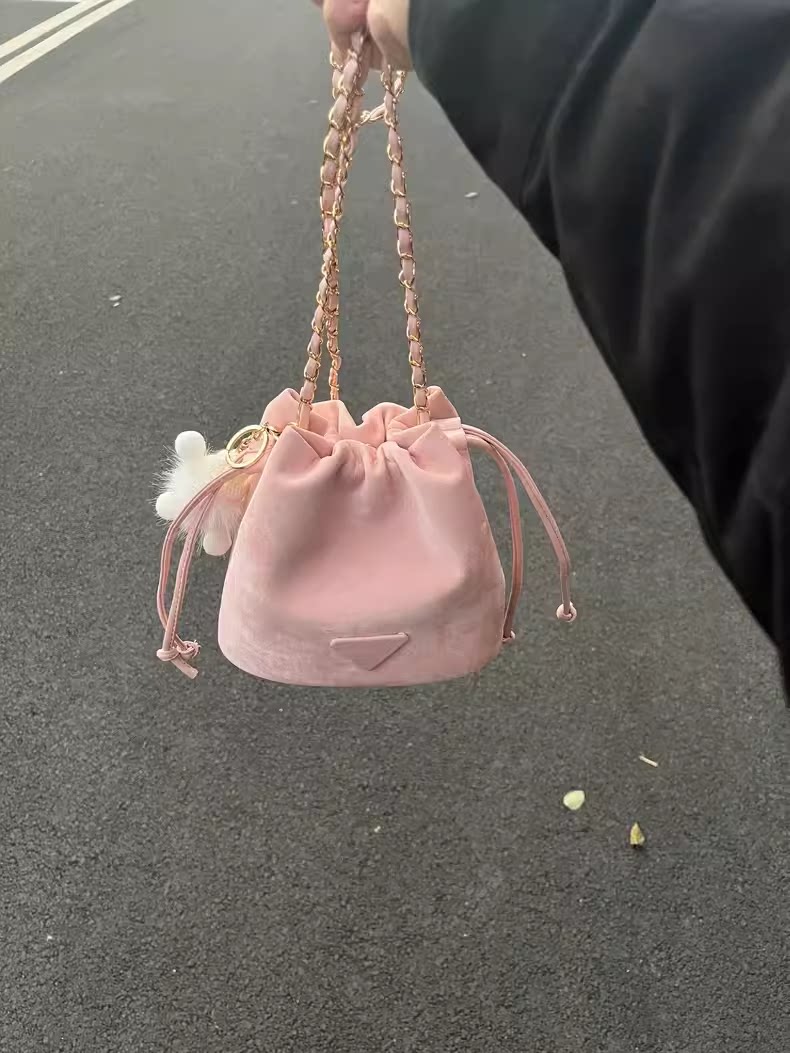 2024新款少女心樱花粉斜挎水桶包女高颜值抽绳链条单肩包百搭小包