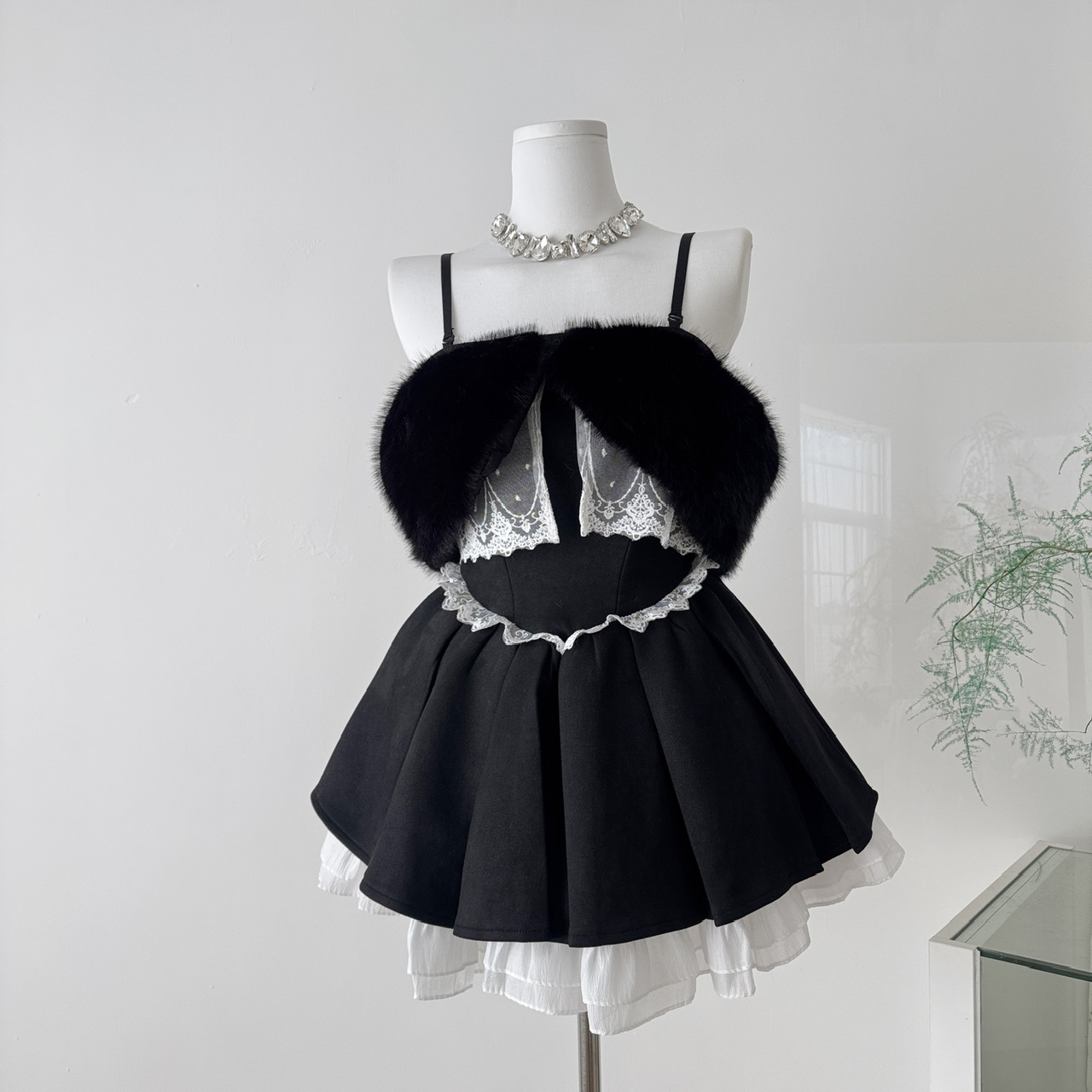 Rase le sol‘Witch of Hearts’毛领一字肩连衣裙收腰短款蓬蓬裙