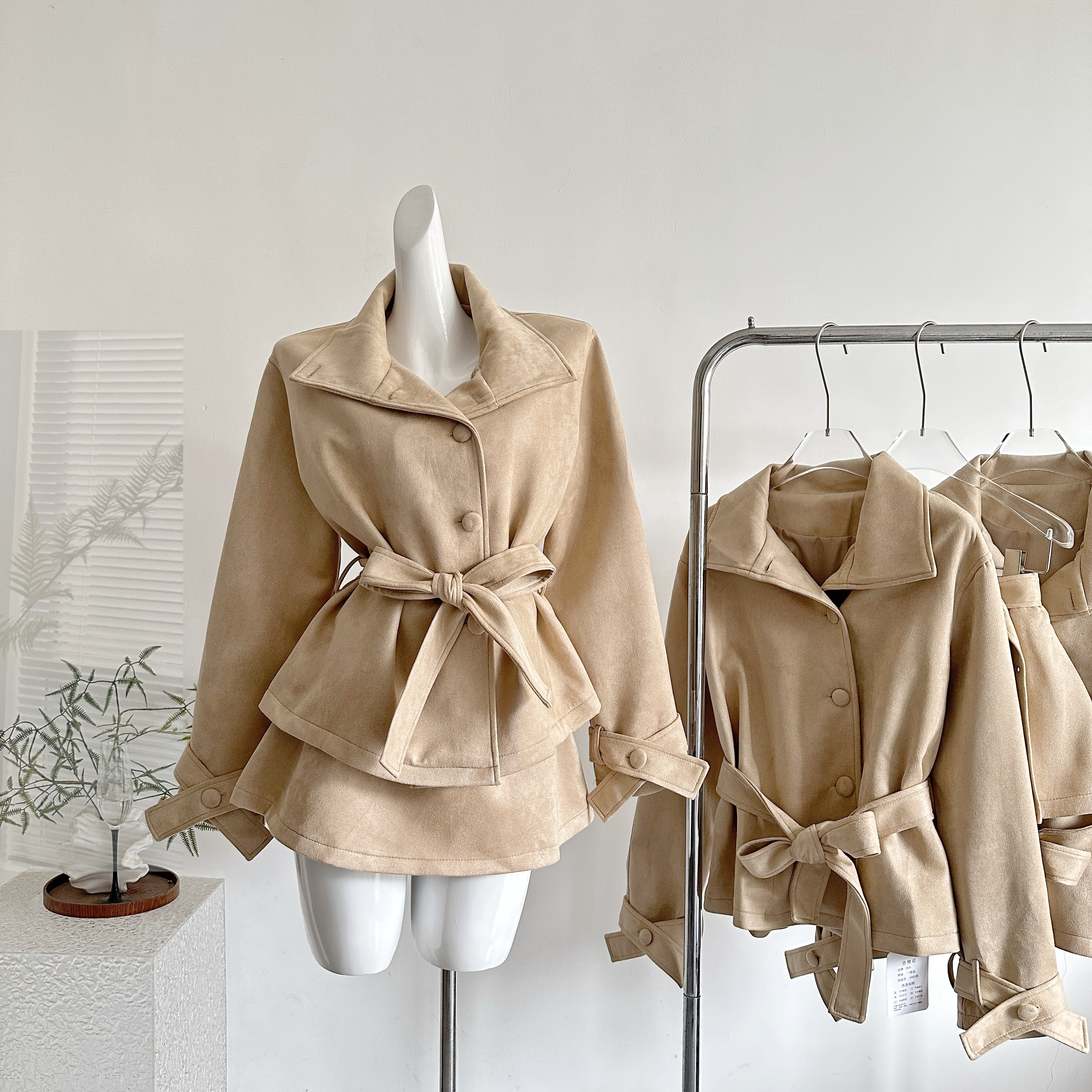 迟伞伞 卡其麂皮收腰翻领不规则风衣腰带半裙套装