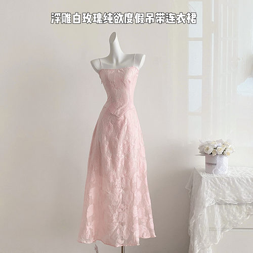 PinkMantis原创浮雕白玫瑰纯欲度假吊带连衣裙行走的水仙