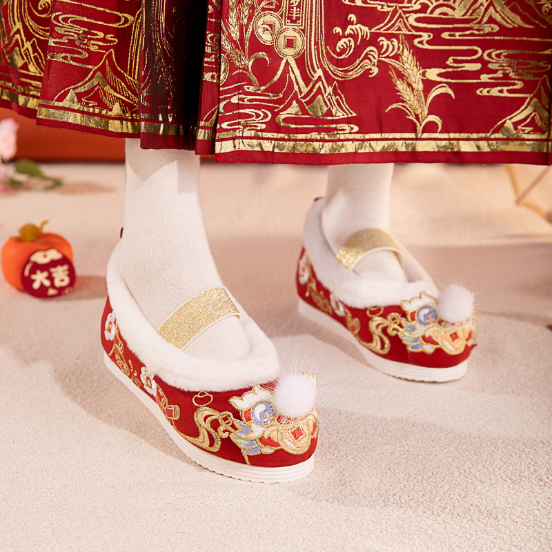 汉服鞋女冬季新款加绒红色新年国风棉鞋虎头绣花配马面拜年古装鞋