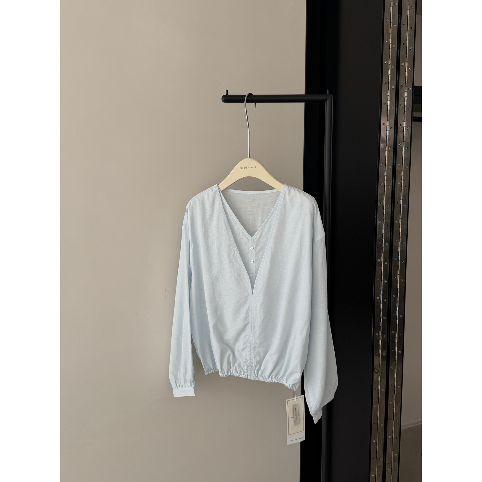BEFORE SUNSET 日落/周末十三行夏薄款设计感麻料V领衬衣女Q8127W