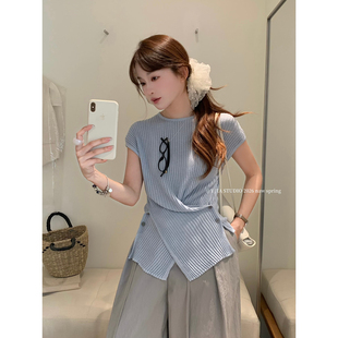 Y.JIA伊嘉十三行春夏纽扣交叉不规则收腰修身 针织上衣女311 包肩袖