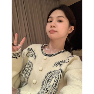 新款 简约复古日常通勤小众图案单排扣毛衣女92374 十三行秋季 Hers