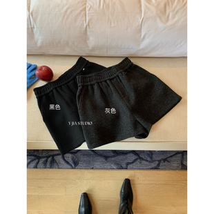 Y.JIA伊嘉2026年早春时尚 女7901 显瘦百搭黑灰色高腰毛呢休闲短裤