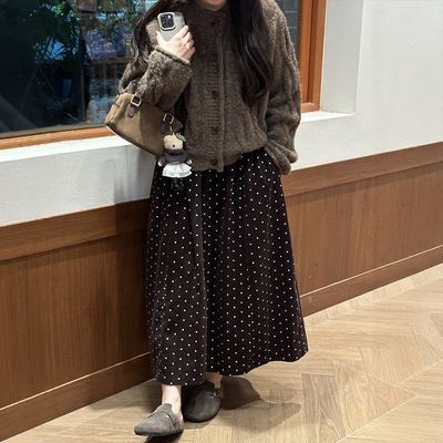 自带氛围感的灯芯绒波点半身裙~