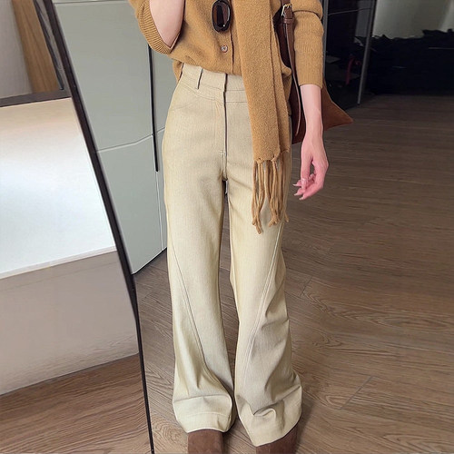 被卡其色微喇裤轻松拿捏了~