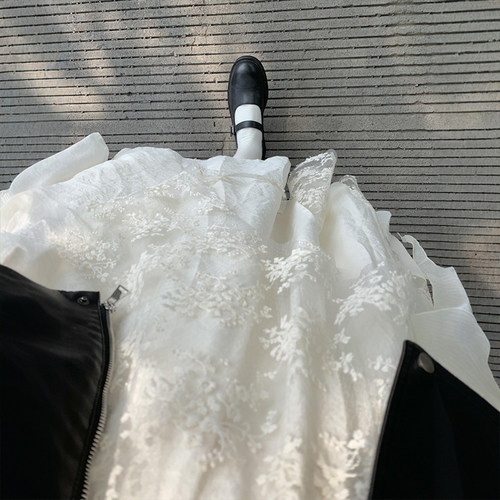 温柔白月光的白色蕾丝拼接半身裙