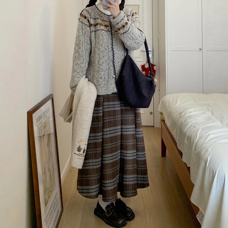 邂逅复古慵懒风的咖色格子半身裙