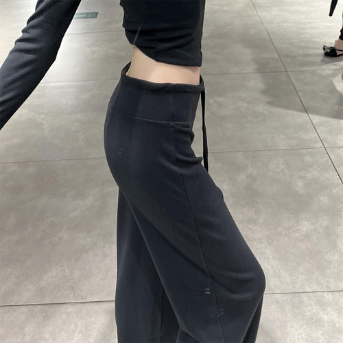 松弛的天花板是黑色弹力运动裤